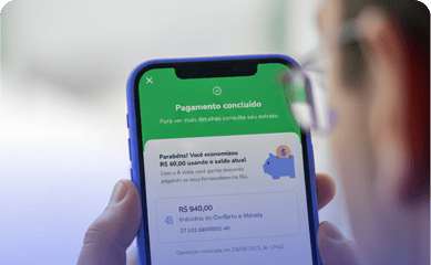 Funcionário de loja de móveis usando smartphone para concluir uma venda com o Perfil Vendedor da Blu, oferecendo segurança na transação.