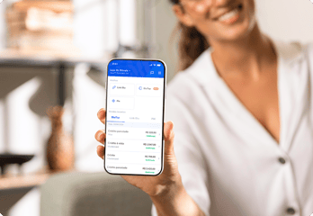 Mulher ao fundo segura um smartphone mostrando a tela do Perfil Vendedor no app Blu, com funções de vendas como BluTap, Link Blu e Pix.